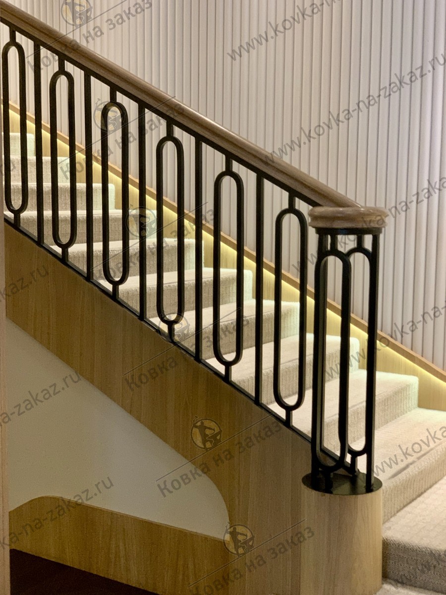 Лестничные перила с&nbsp;геометричным рисунком для&nbsp;ресторана Савва, гостиница Метрополь
