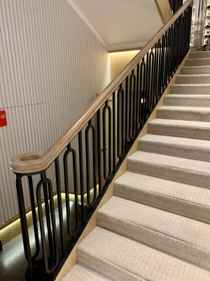 Лестничные перила с&nbsp;геометричным рисунком для&nbsp;ресторана Савва, гостиница Метрополь, фото 5