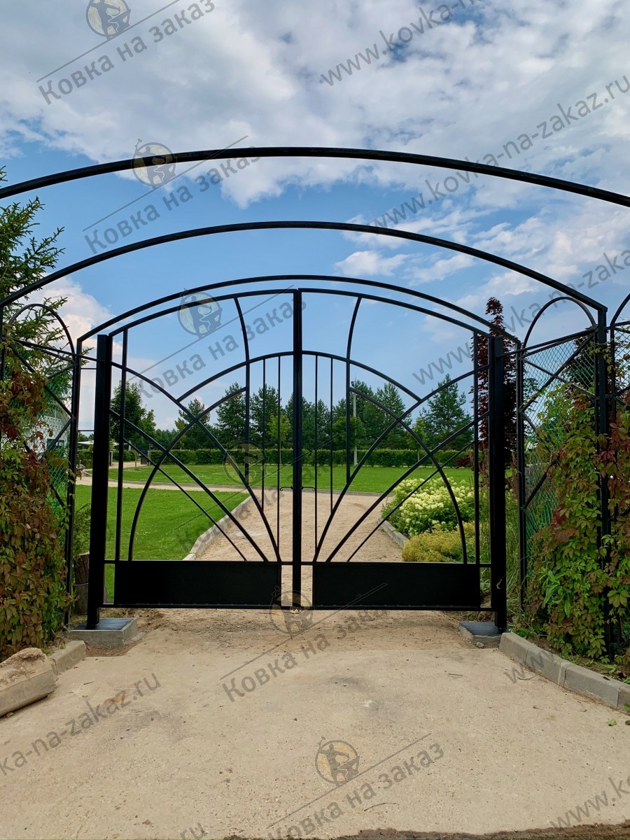 Сварные распашные ворота с&nbsp;геометричным рисунком и&nbsp;порогом, закрытым листовым металлом, фото 3