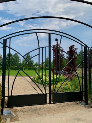 Сварные распашные ворота с&nbsp;геометричным рисунком и&nbsp;порогом, закрытым листовым металлом, фото 2