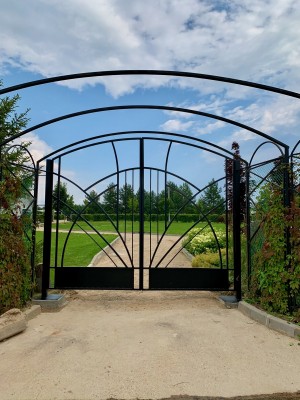 Сварные распашные ворота с&nbsp;геометричным рисунком и&nbsp;порогом, закрытым листовым металлом, фото 3