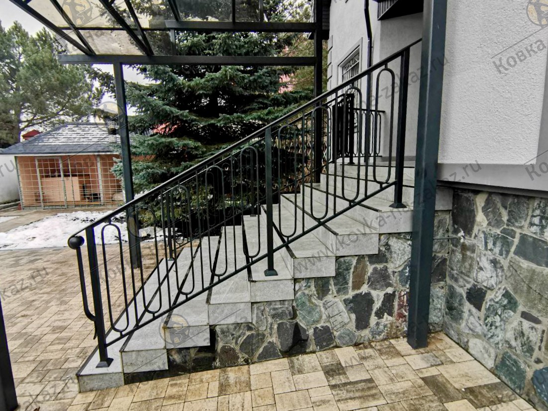 Классические минималистичные ограждения для&nbsp;центрального и&nbsp;заднего крыльца дома в&nbsp;Старбеево, фото 2