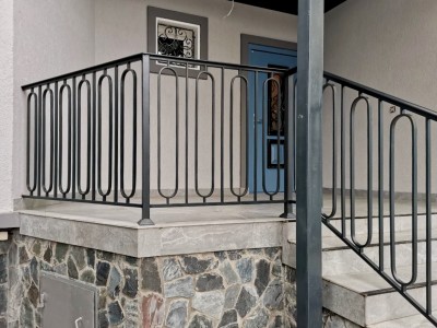 Классические минималистичные ограждения для&nbsp;центрального и&nbsp;заднего крыльца дома в&nbsp;Старбеево, фото 4