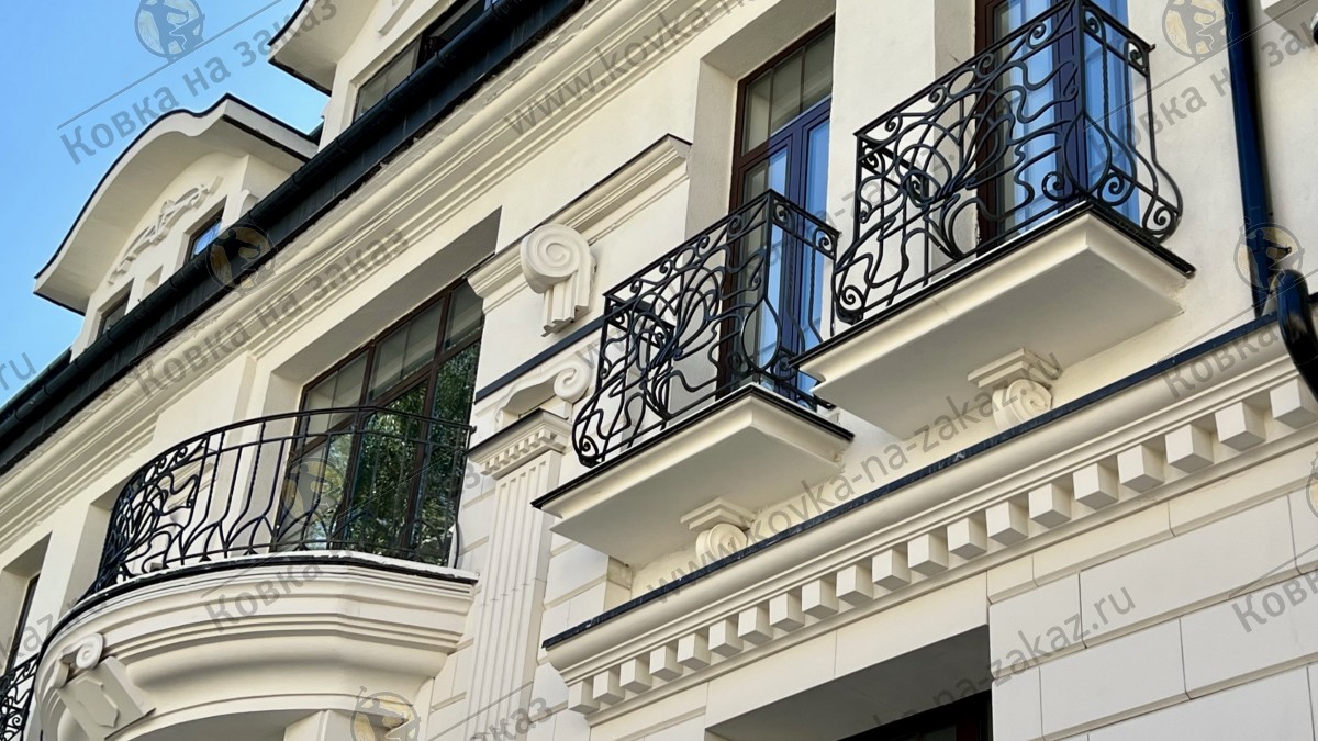 Кованые балконы для&nbsp;коммерческого здания на&nbsp;Болотной площади в&nbsp;Москве