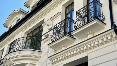 Кованые балконы для&nbsp;коммерческого здания на&nbsp;Болотной площади в&nbsp;Москве