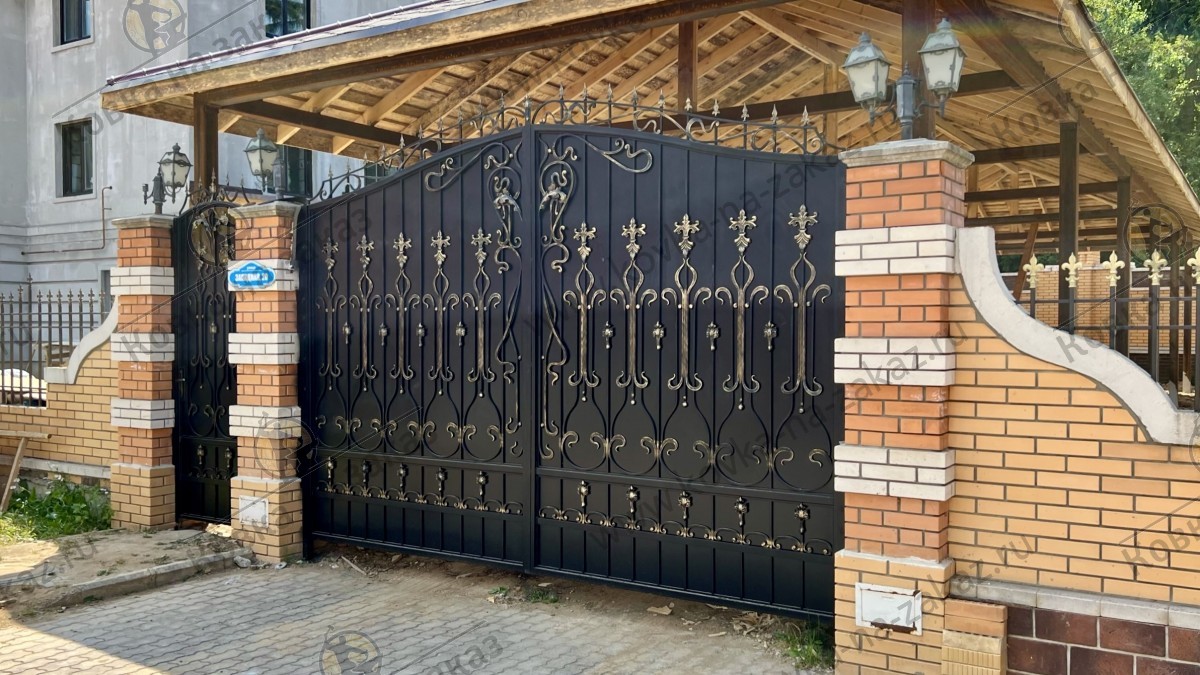 Распашные кованые ворота с&nbsp;калиткой для&nbsp;дома в&nbsp;КП&nbsp;Калужские усадьбы, фото 1