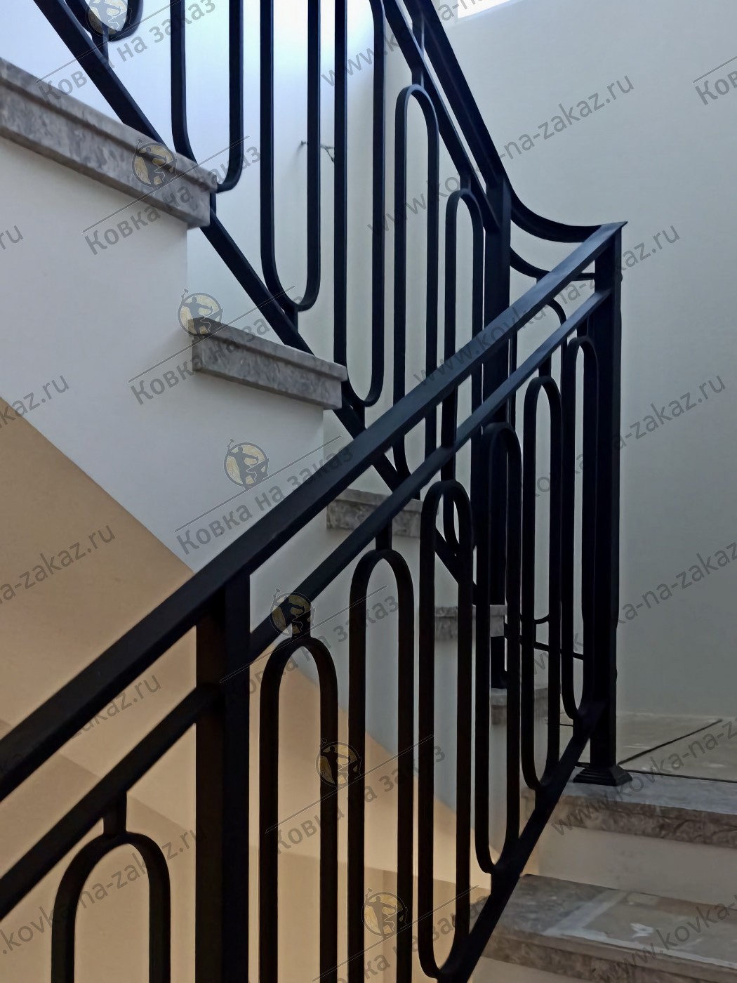 Металлические перила для&nbsp;лестницы с&nbsp;балясинами из&nbsp;одинаковых овалов для&nbsp;загородного дома в&nbsp;Раздорах, Московская область, фото 1