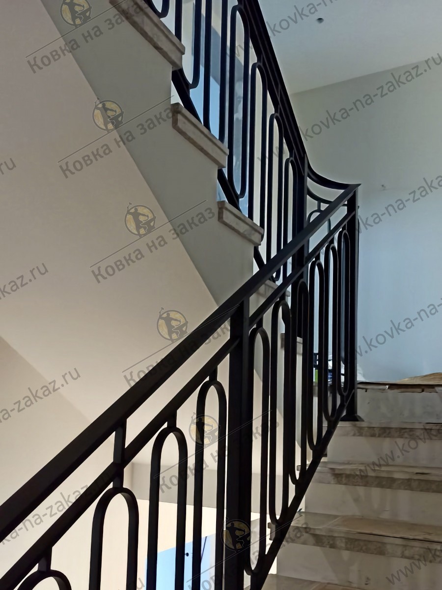 Металлические перила для&nbsp;лестницы с&nbsp;балясинами из&nbsp;одинаковых овалов для&nbsp;загородного дома в&nbsp;Раздорах, Московская область, фото 7