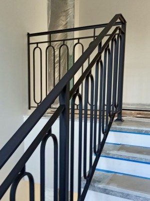 Металлические перила для&nbsp;лестницы с&nbsp;балясинами из&nbsp;одинаковых овалов для&nbsp;загородного дома в&nbsp;Раздорах, Московская область, фото 5