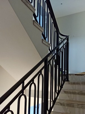 Металлические перила для&nbsp;лестницы с&nbsp;балясинами из&nbsp;одинаковых овалов для&nbsp;загородного дома в&nbsp;Раздорах, Московская область, фото 7