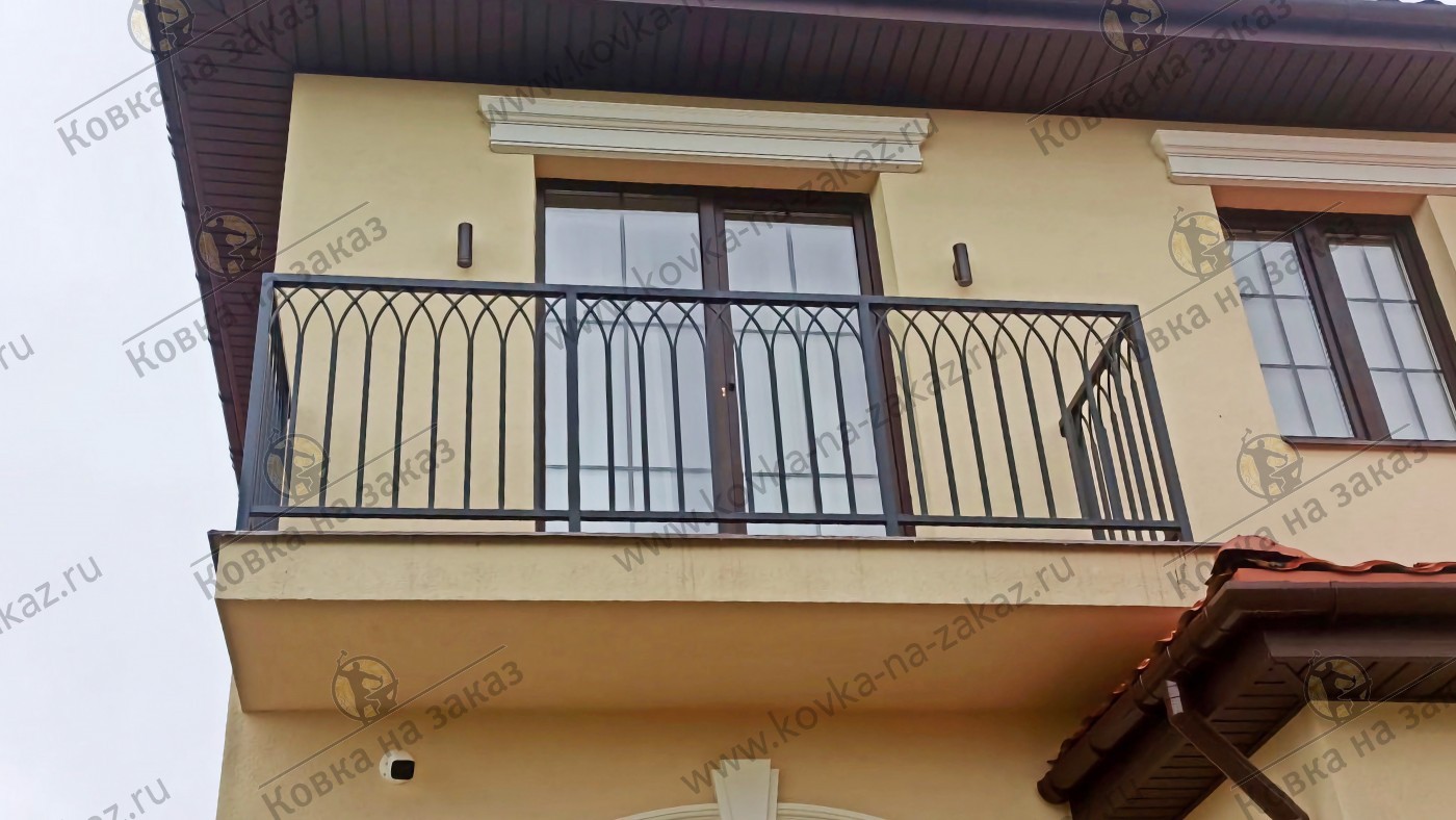 Перила на&nbsp;балкон для&nbsp;загородного дома в&nbsp;виде повторяющегося геометрического рисунка в&nbsp;минималистичном стиле, фото 1