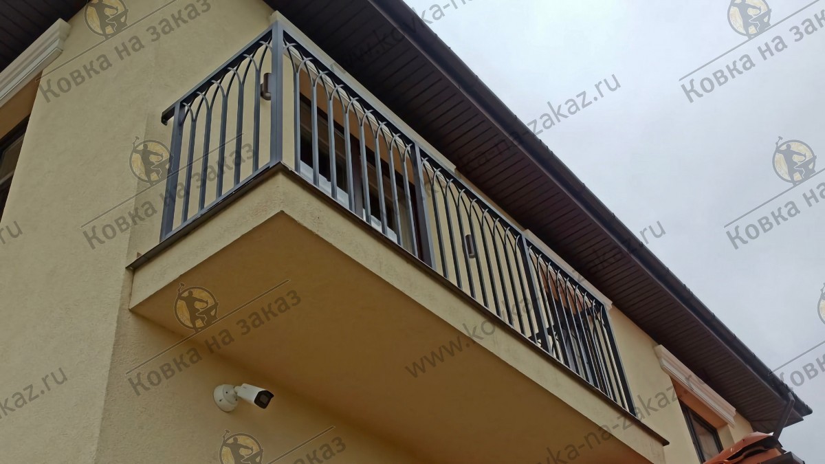 Перила на&nbsp;балкон для&nbsp;загородного дома в&nbsp;виде повторяющегося геометрического рисунка в&nbsp;минималистичном стиле, фото 4