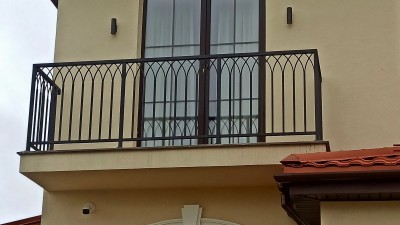 Перила на&nbsp;балкон для&nbsp;загородного дома в&nbsp;виде повторяющегося геометрического рисунка в&nbsp;минималистичном стиле, фото 3