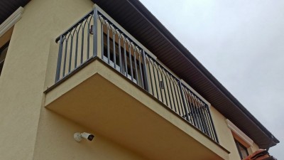 Перила на&nbsp;балкон для&nbsp;загородного дома в&nbsp;виде повторяющегося геометрического рисунка в&nbsp;минималистичном стиле, фото 4