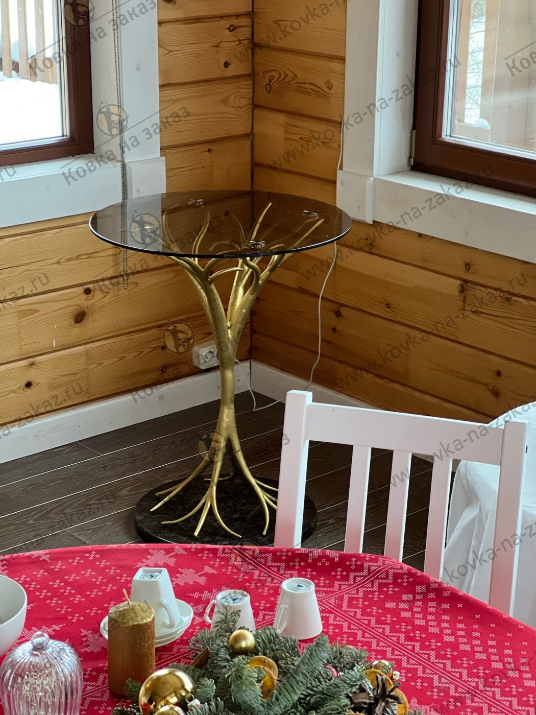 Стол-дерево с&nbsp;подстольем из&nbsp;металла ручной работы, окрашенным в&nbsp;золотой цвет, стеклянной столешницей и&nbsp;мраморным основанием