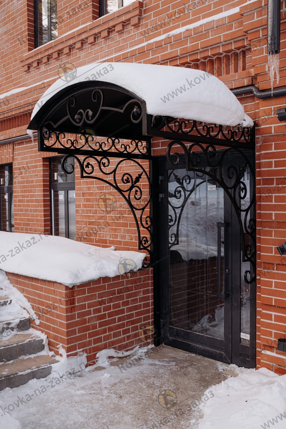 Арочный кованый козырек для&nbsp;входа в&nbsp;офисное здание в&nbsp;Солотче, Рязанская область