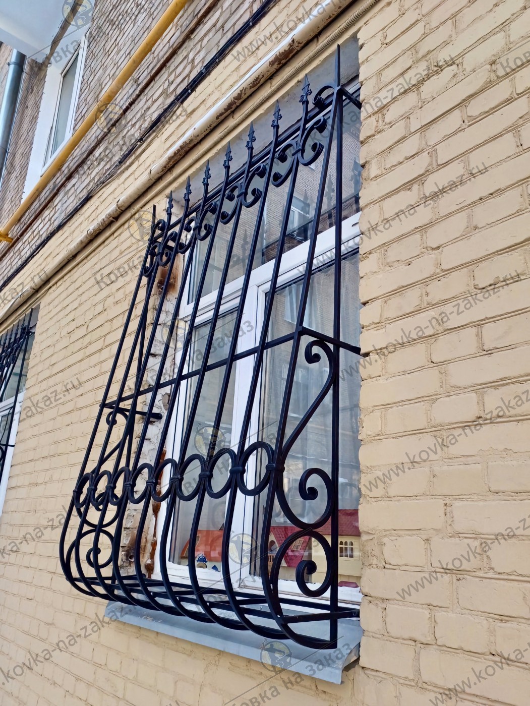 Кованые решетки на&nbsp;окна первого этажа дома в&nbsp;Аптекарском переулке Басманного района Москвы