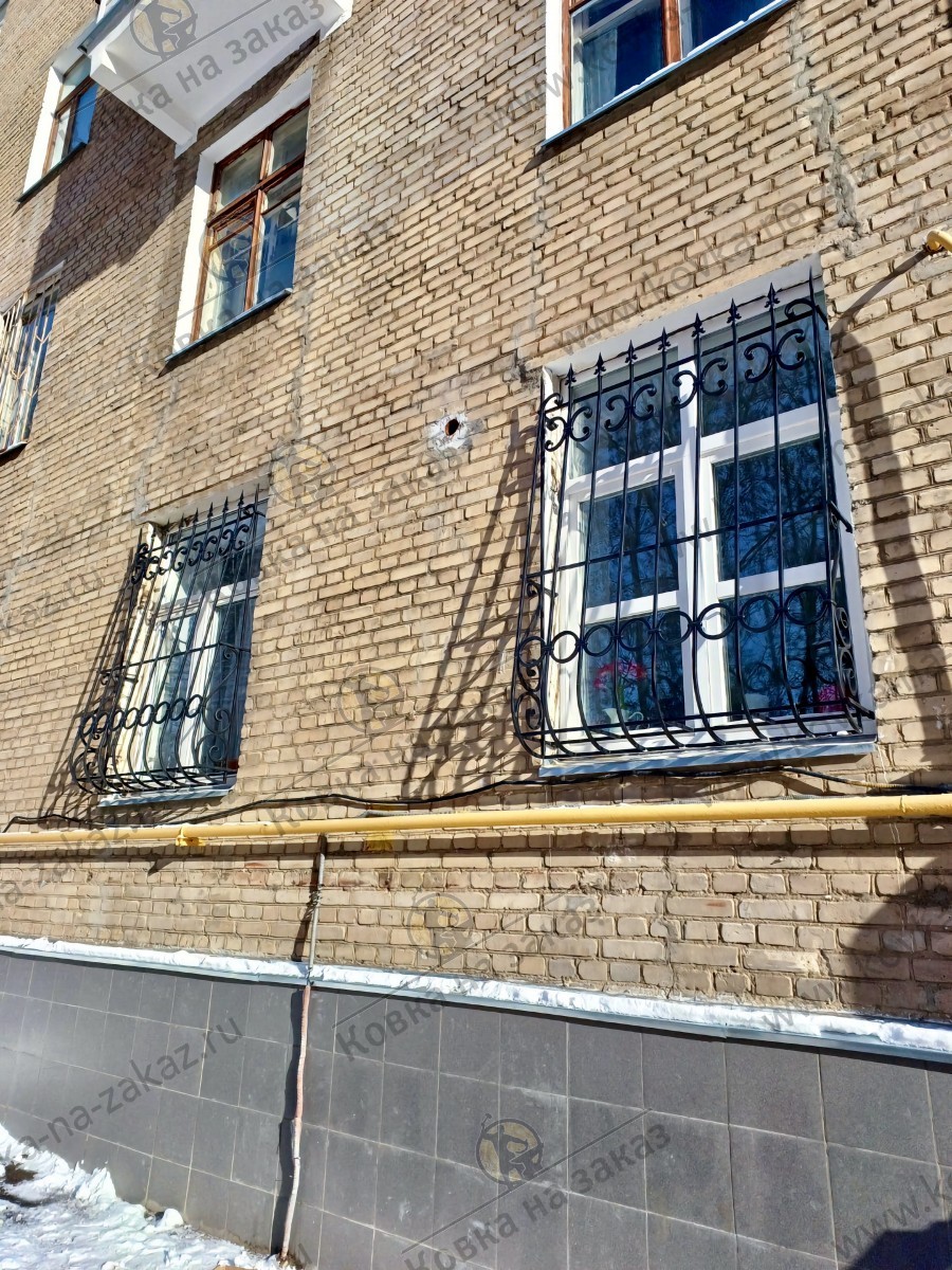 Кованые решетки на&nbsp;окна первого этажа дома в&nbsp;Аптекарском переулке Басманного района Москвы, фото 3