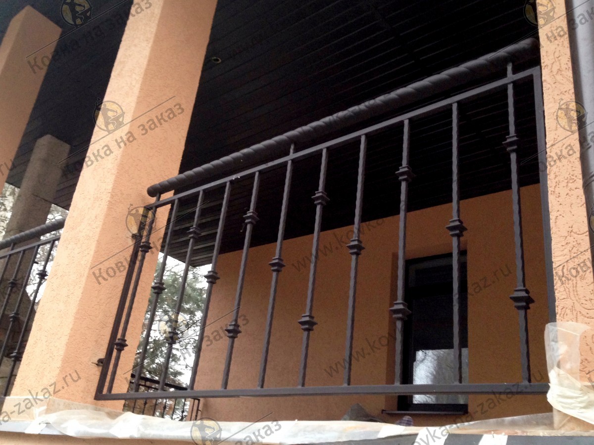 Классические минималистичные перила для&nbsp;террасы загородного дома из&nbsp;вертикальных торсированных балясин с&nbsp;декоративными коваными вставками, фото 3