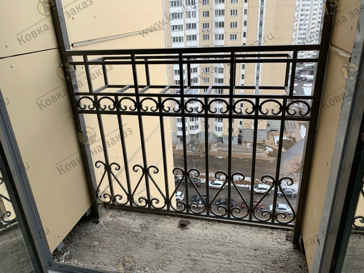 Небольшое кованое ограждение балкона со&nbsp;встроенной цветочницей для&nbsp;квартиры в&nbsp;Рассказовке, фото 2