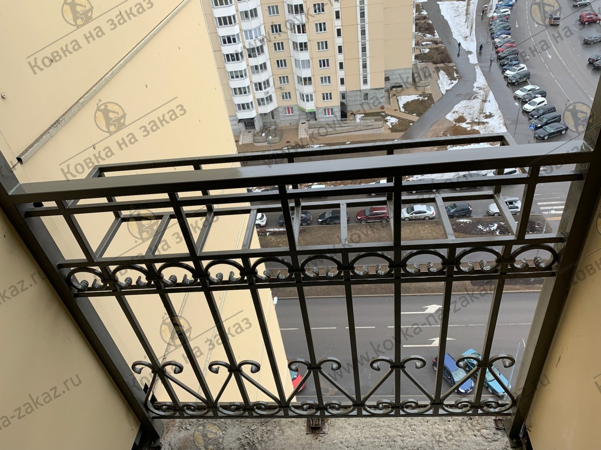 Небольшое кованое ограждение балкона со&nbsp;встроенной цветочницей для&nbsp;квартиры в&nbsp;Рассказовке, фото 3