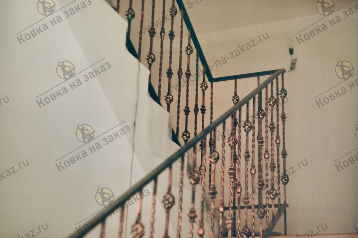 Кованые перила на&nbsp;лестницу дома с&nbsp;балясинами из&nbsp;декоративных поковок, корзинок и&nbsp;торсированного квадрата, фото 2