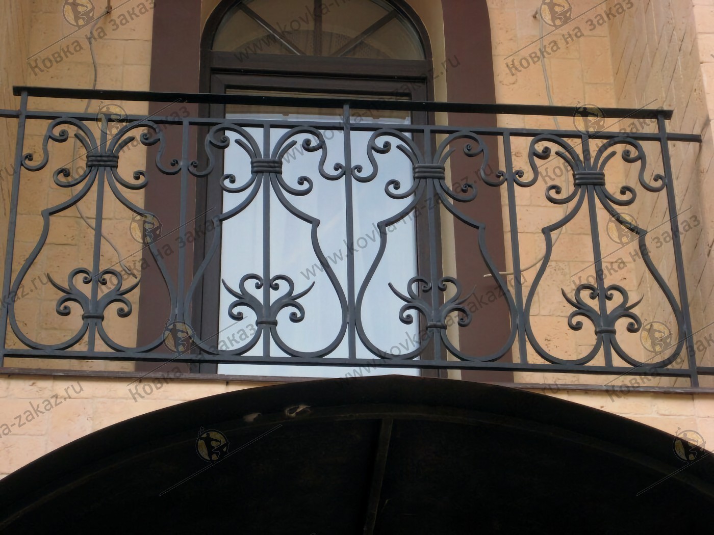 Кованое ограждение для&nbsp;балкона из&nbsp;кованых перил с&nbsp;симметричными балясинами, фото 1