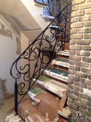 Перила на&nbsp;лестницу в&nbsp;стиле модерн, украшенные коваными листьями