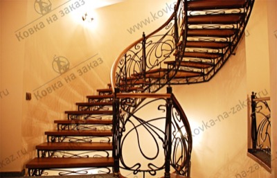 Винтовая лестница в стиле модерн с деревянным поручнем и ступенями