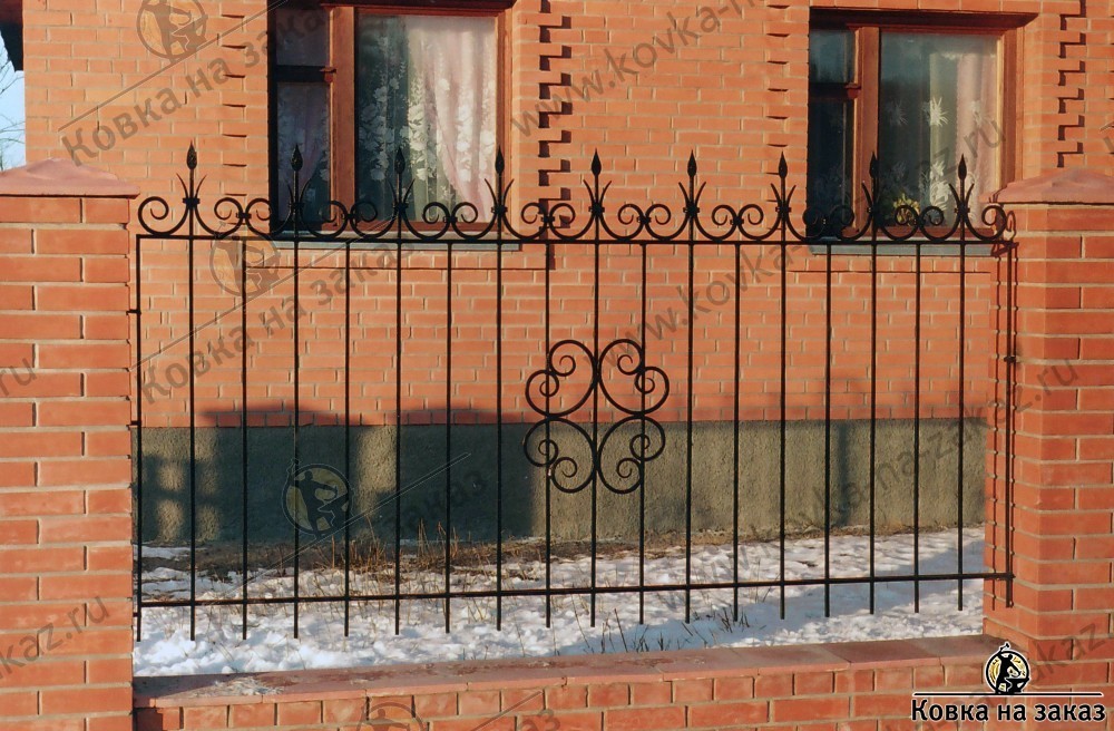Традиционный забор с&nbsp;коваными розетками и&nbsp;пиками, фото 2