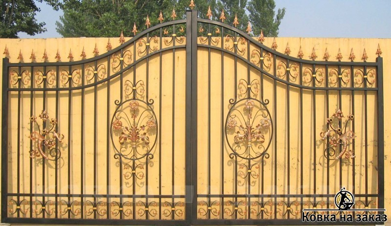 Элегантные распашные ворота с рамой в виде двойной волны и цветочным рисунком в центральных овалах, фото 1