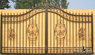 Элегантные распашные ворота с рамой в виде двойной волны и цветочным рисунком в центральных овалах